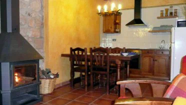 Salón comedor con chimenea en la Masia Can Bellver